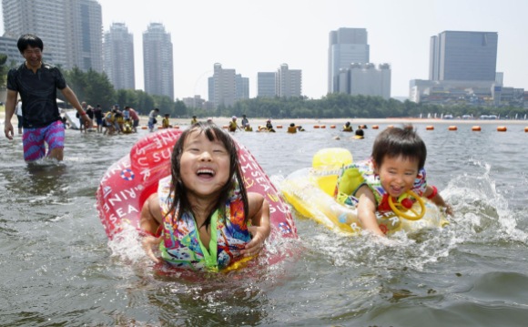 　東京五輪の競技会場に予定されているお台場海浜公園で海水浴する子どもたち＝２６日午前